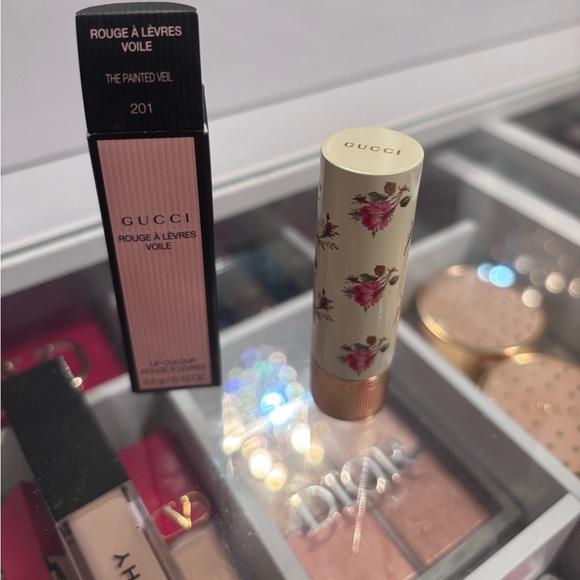Gucci
Sheer Lipstick.                Color:201 The Painted Veil - rosewood sheer - Picture 2 of 2